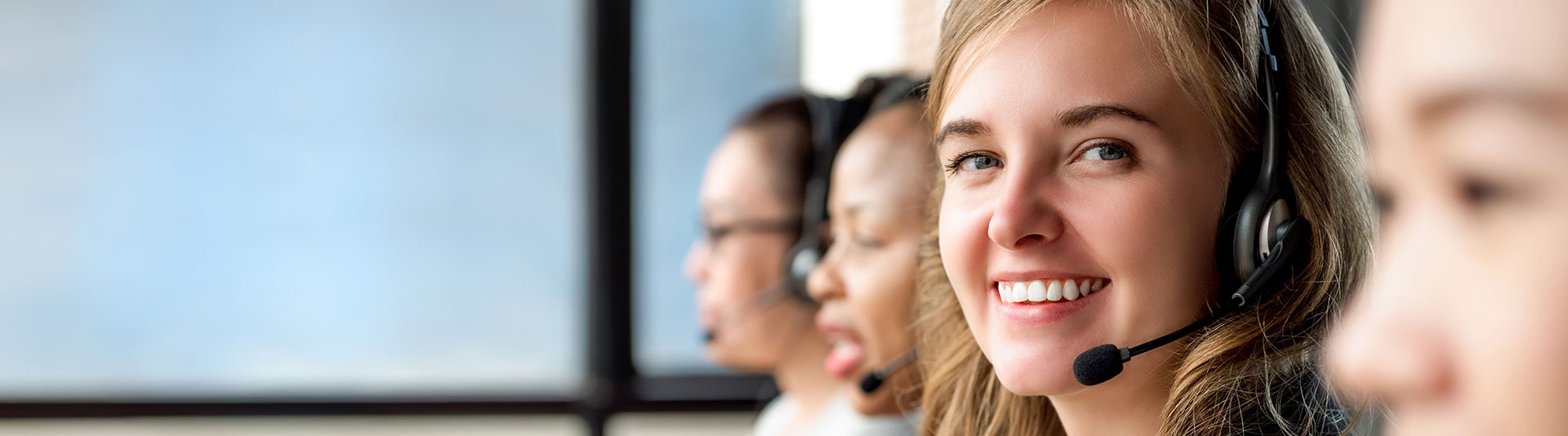 glad tjej i vaxeln på kundtjänst